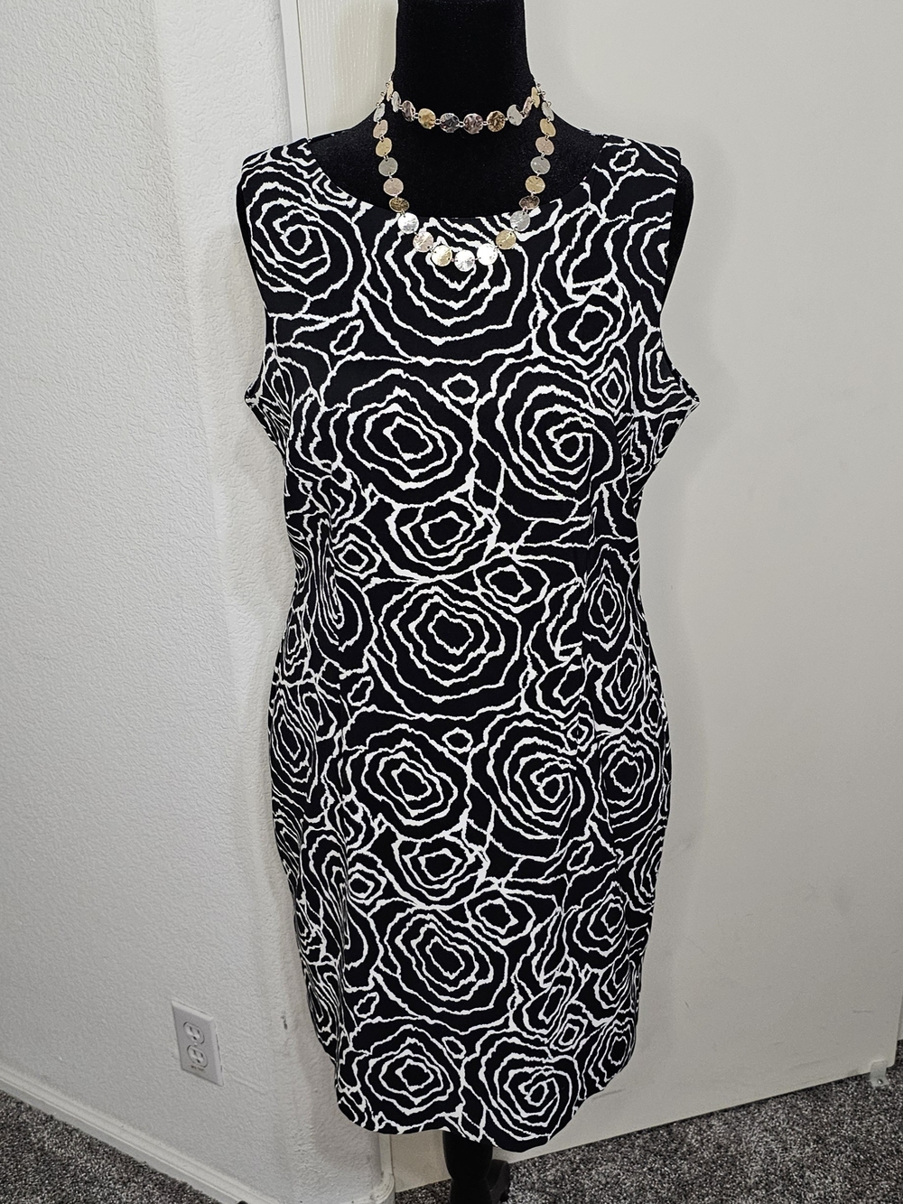 Allyson II Black & White Rose-Pattern Sheath Dress Sz 14